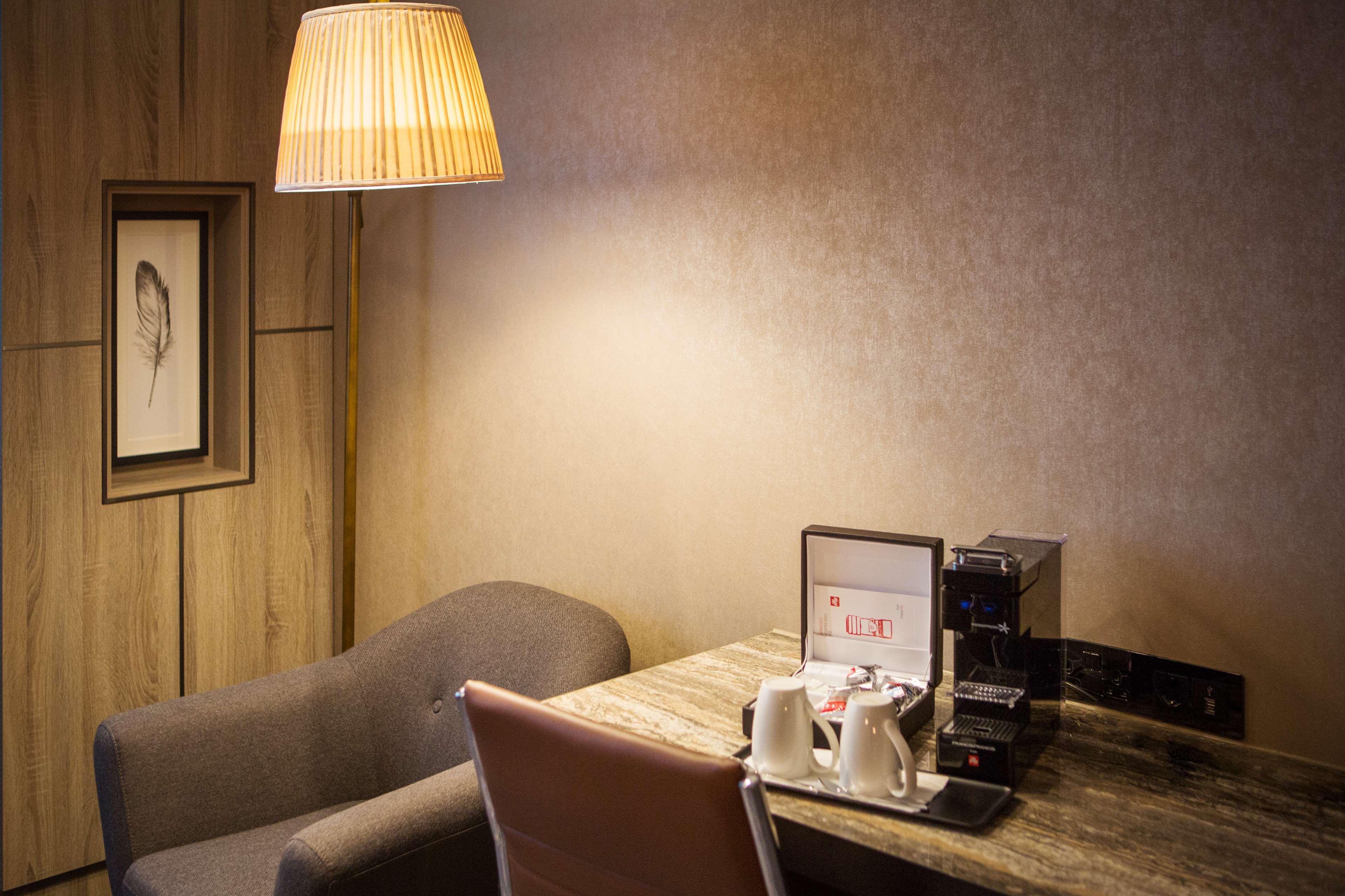 Doubletree By Hilton London Kingston Upon Thames Hotel Кингстън на Темза Екстериор снимка