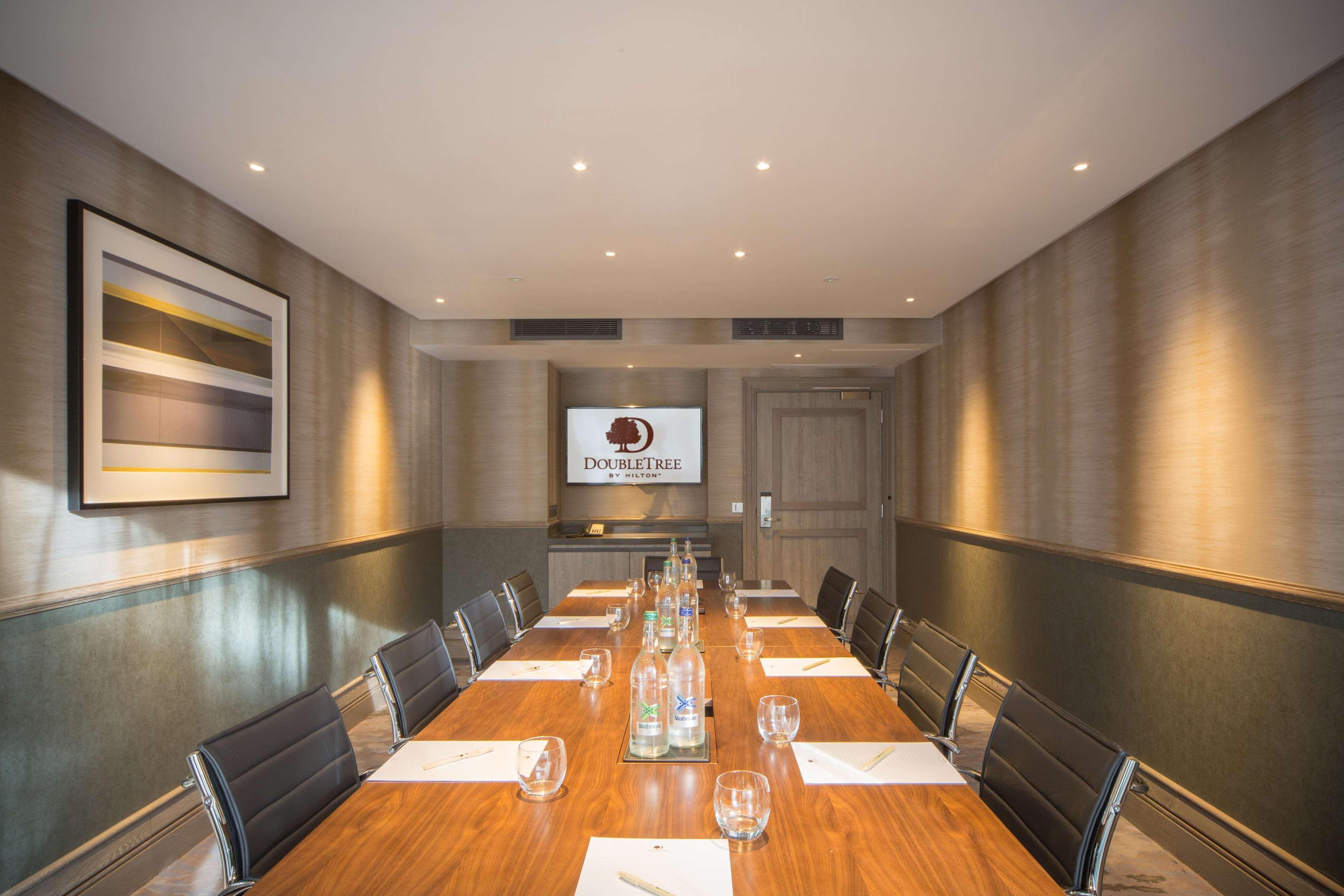 Doubletree By Hilton London Kingston Upon Thames Hotel Кингстън на Темза Екстериор снимка