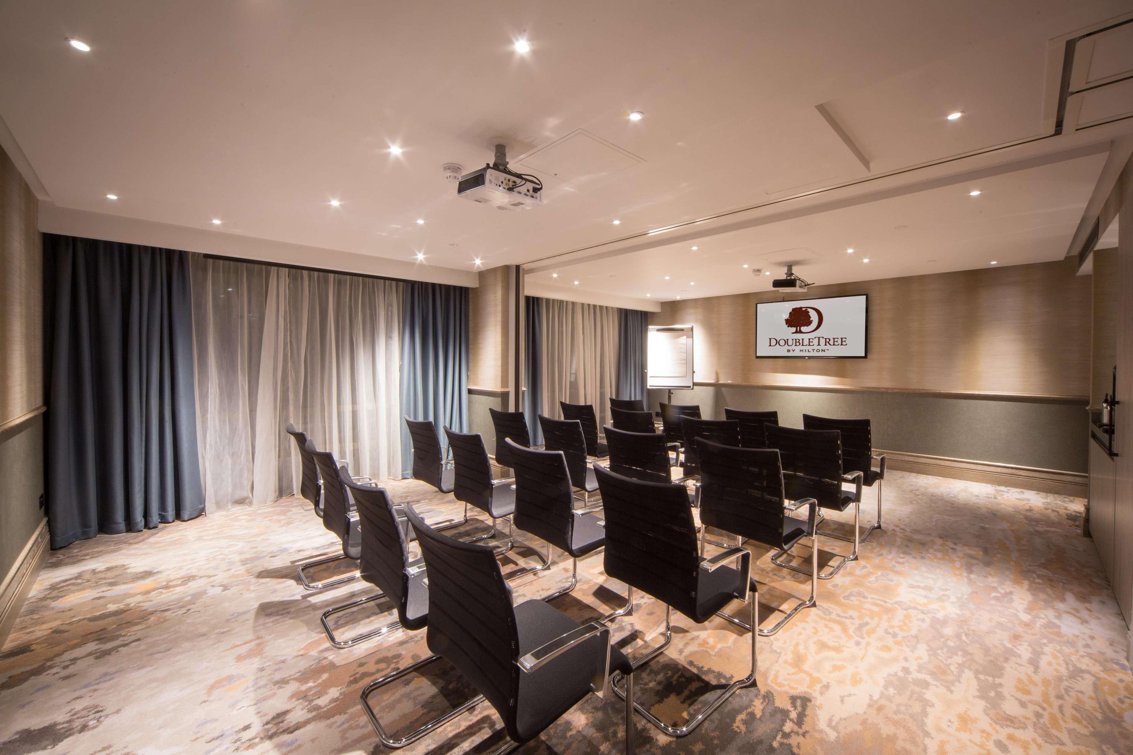 Doubletree By Hilton London Kingston Upon Thames Hotel Кингстън на Темза Екстериор снимка