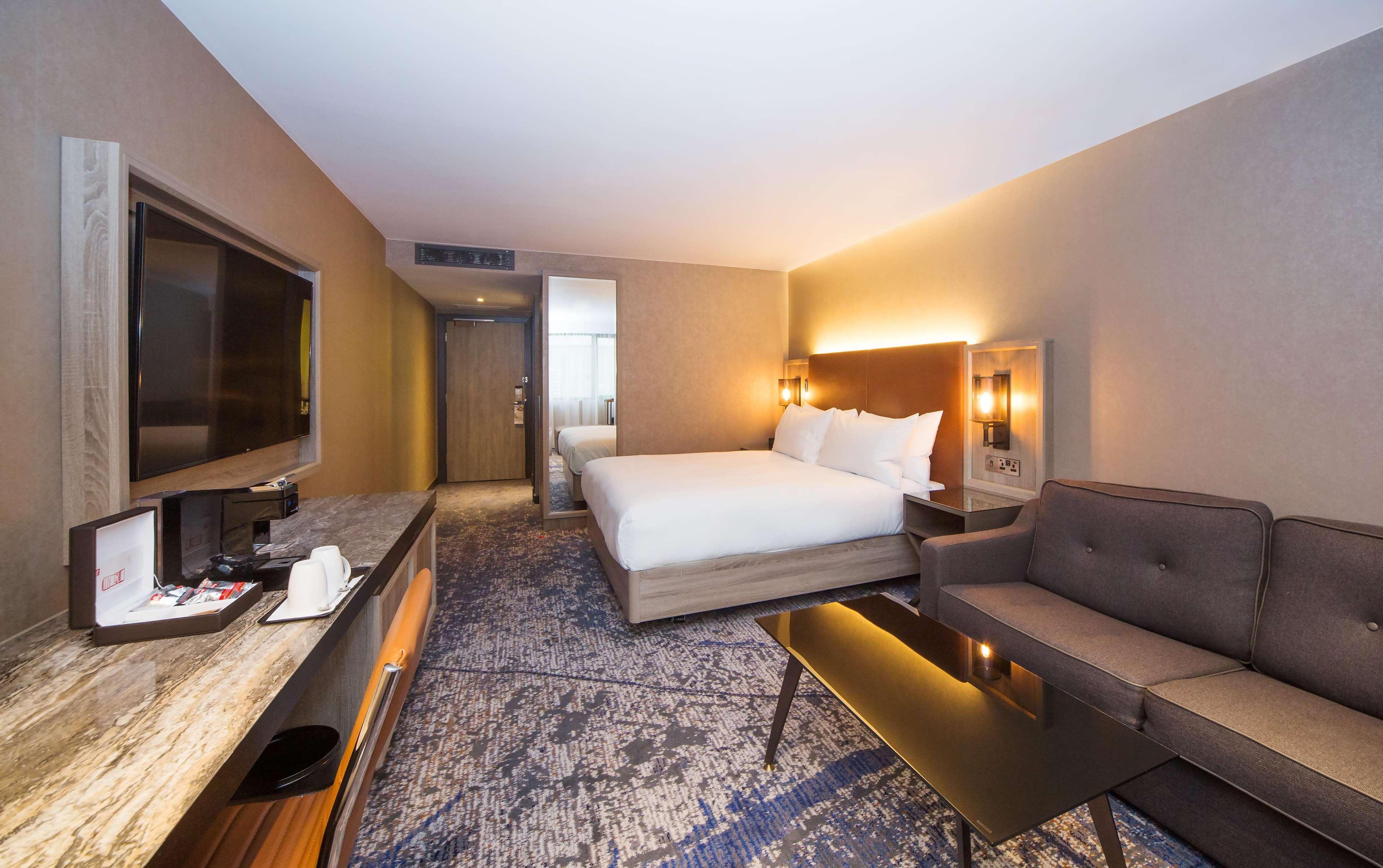Doubletree By Hilton London Kingston Upon Thames Hotel Кингстън на Темза Екстериор снимка