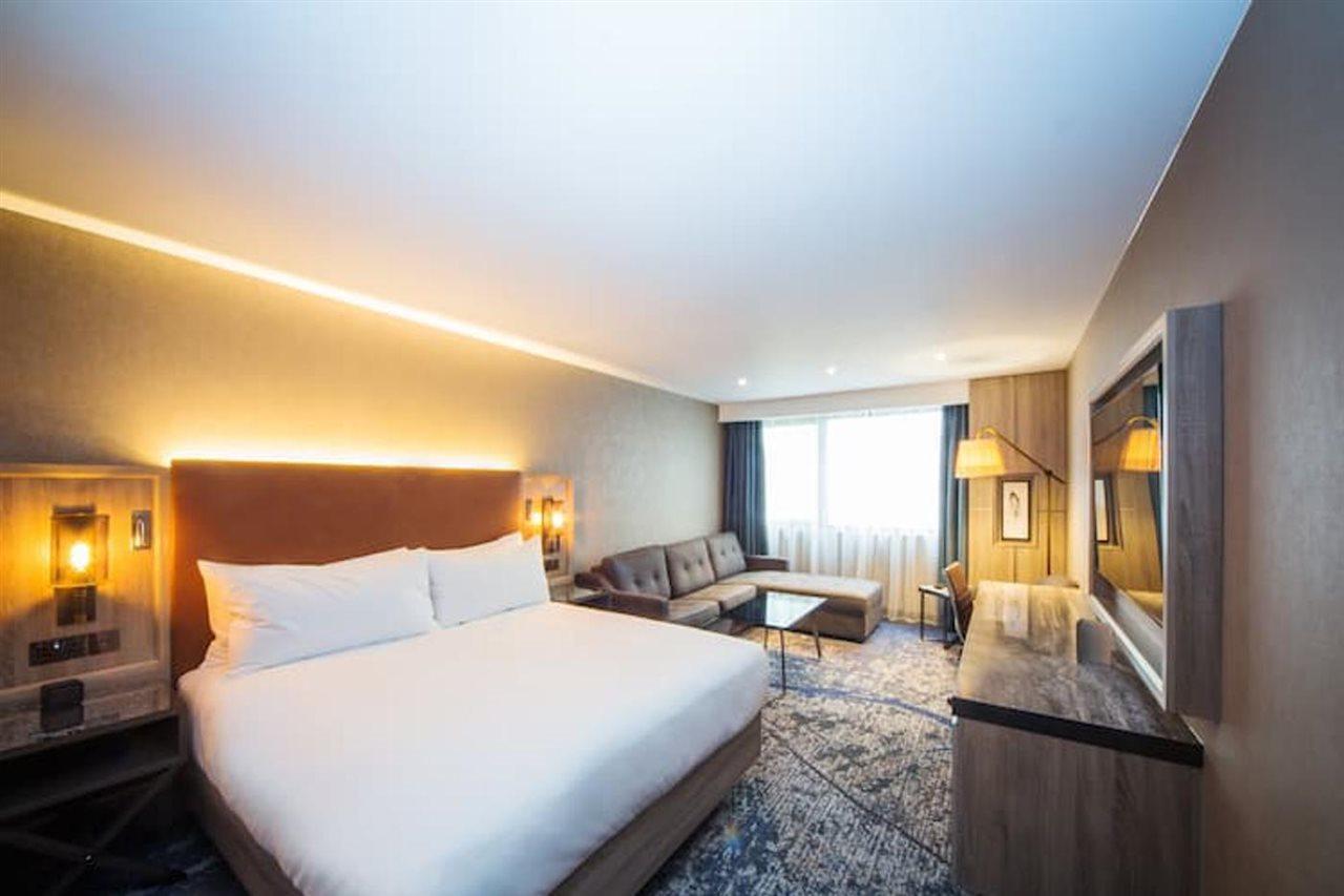 Doubletree By Hilton London Kingston Upon Thames Hotel Кингстън на Темза Екстериор снимка