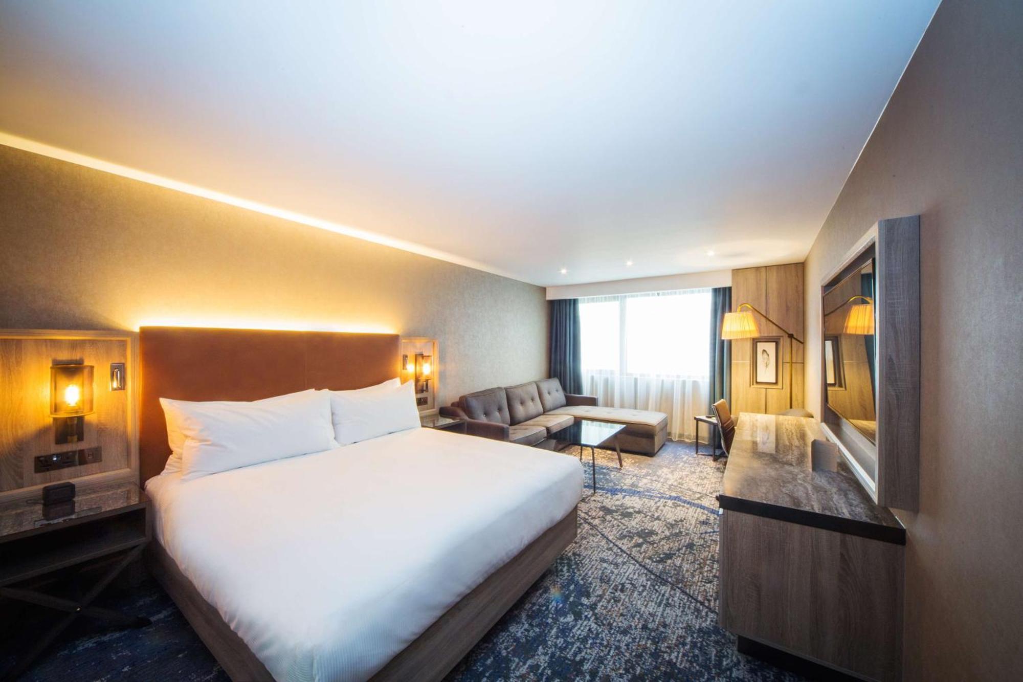 Doubletree By Hilton London Kingston Upon Thames Hotel Кингстън на Темза Екстериор снимка