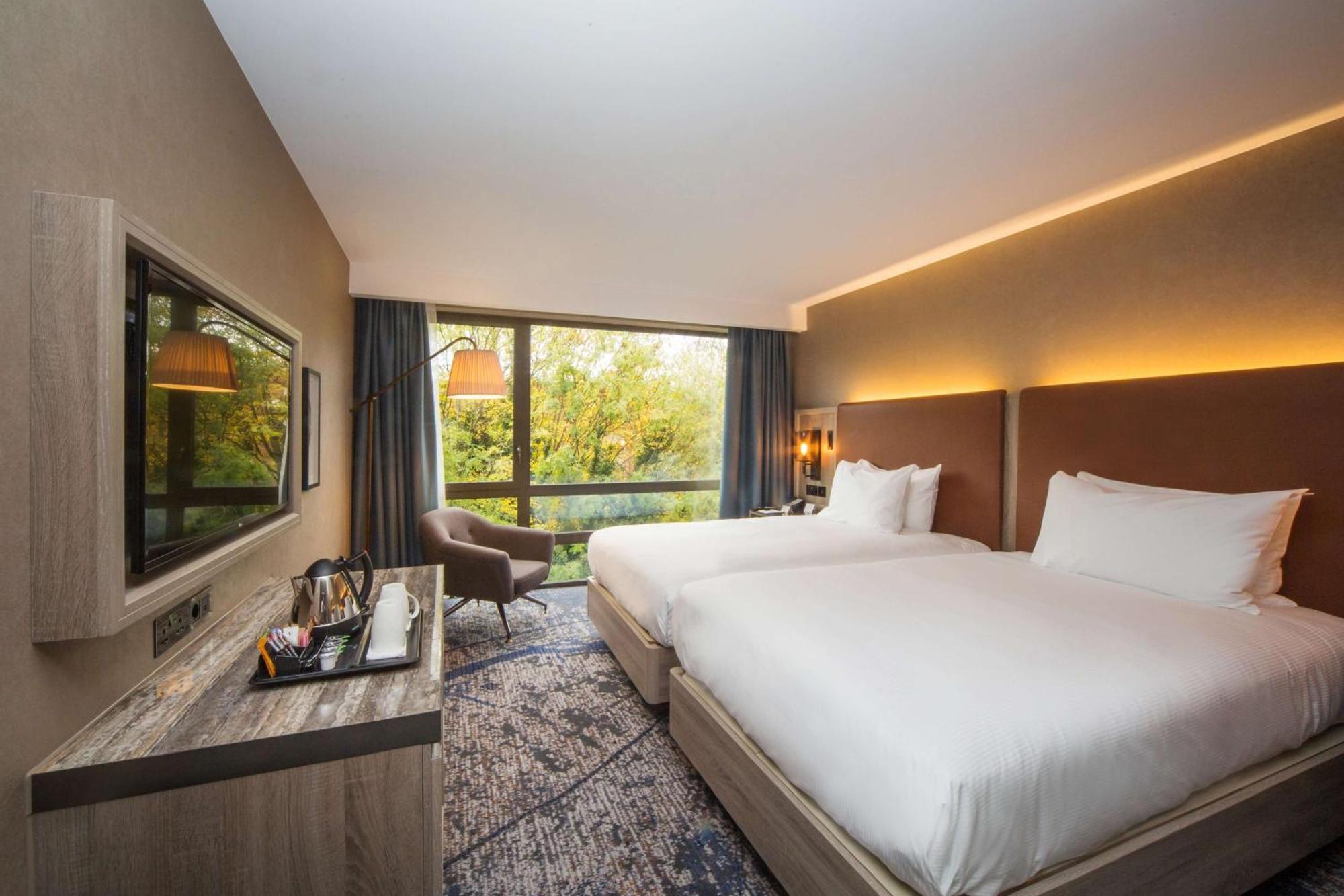Doubletree By Hilton London Kingston Upon Thames Hotel Кингстън на Темза Екстериор снимка