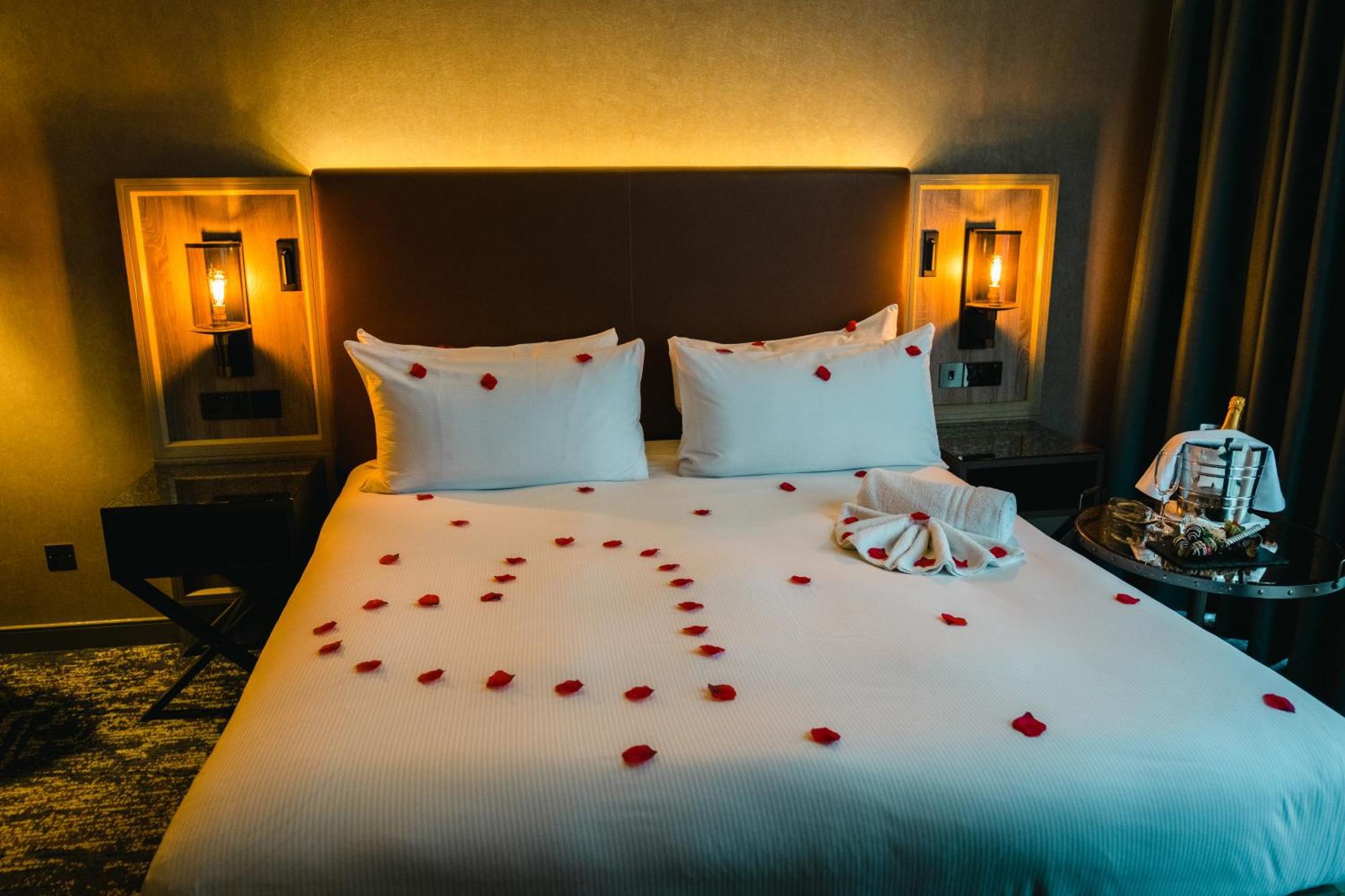 Doubletree By Hilton London Kingston Upon Thames Hotel Кингстън на Темза Екстериор снимка