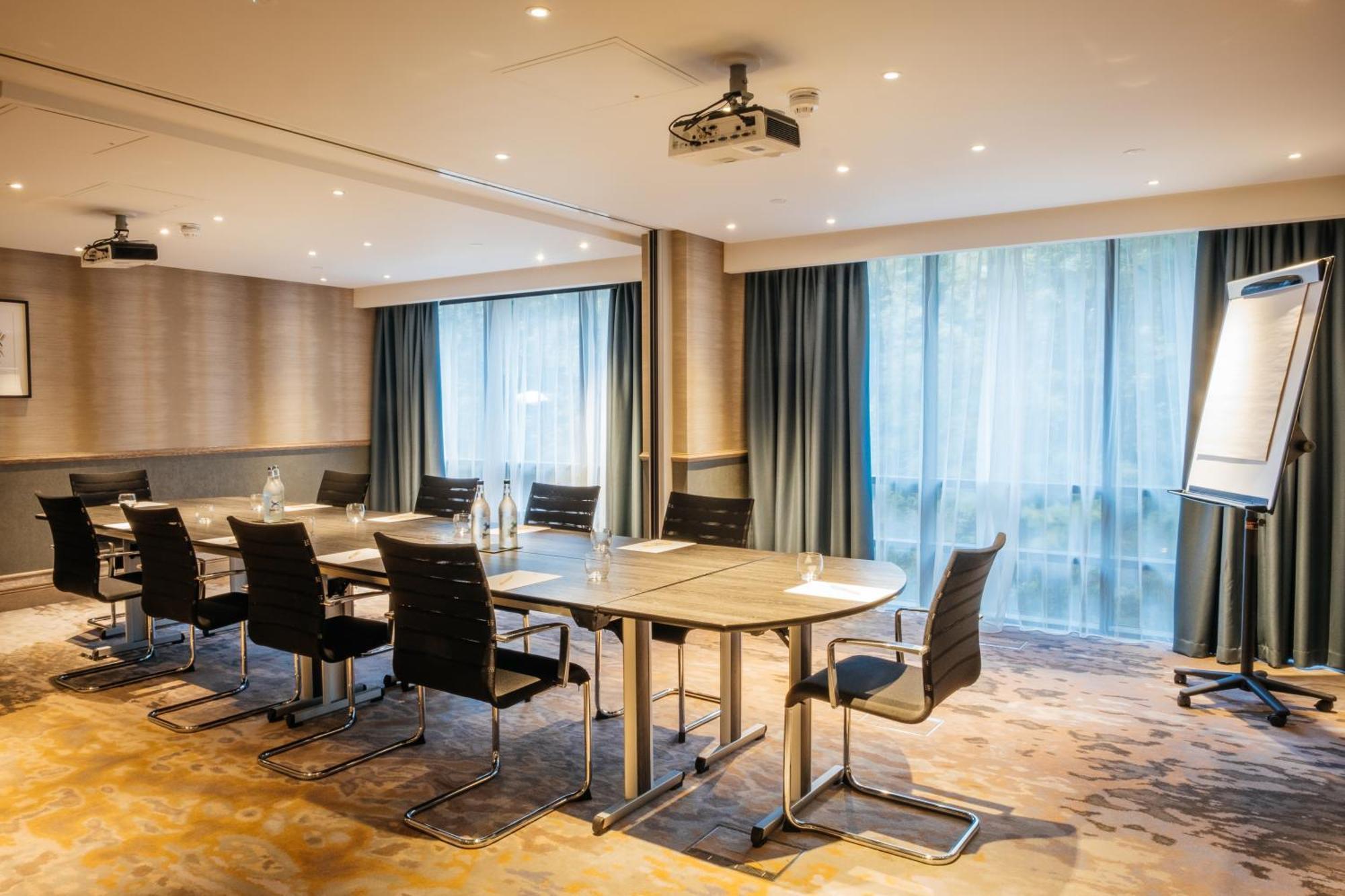 Doubletree By Hilton London Kingston Upon Thames Hotel Кингстън на Темза Екстериор снимка